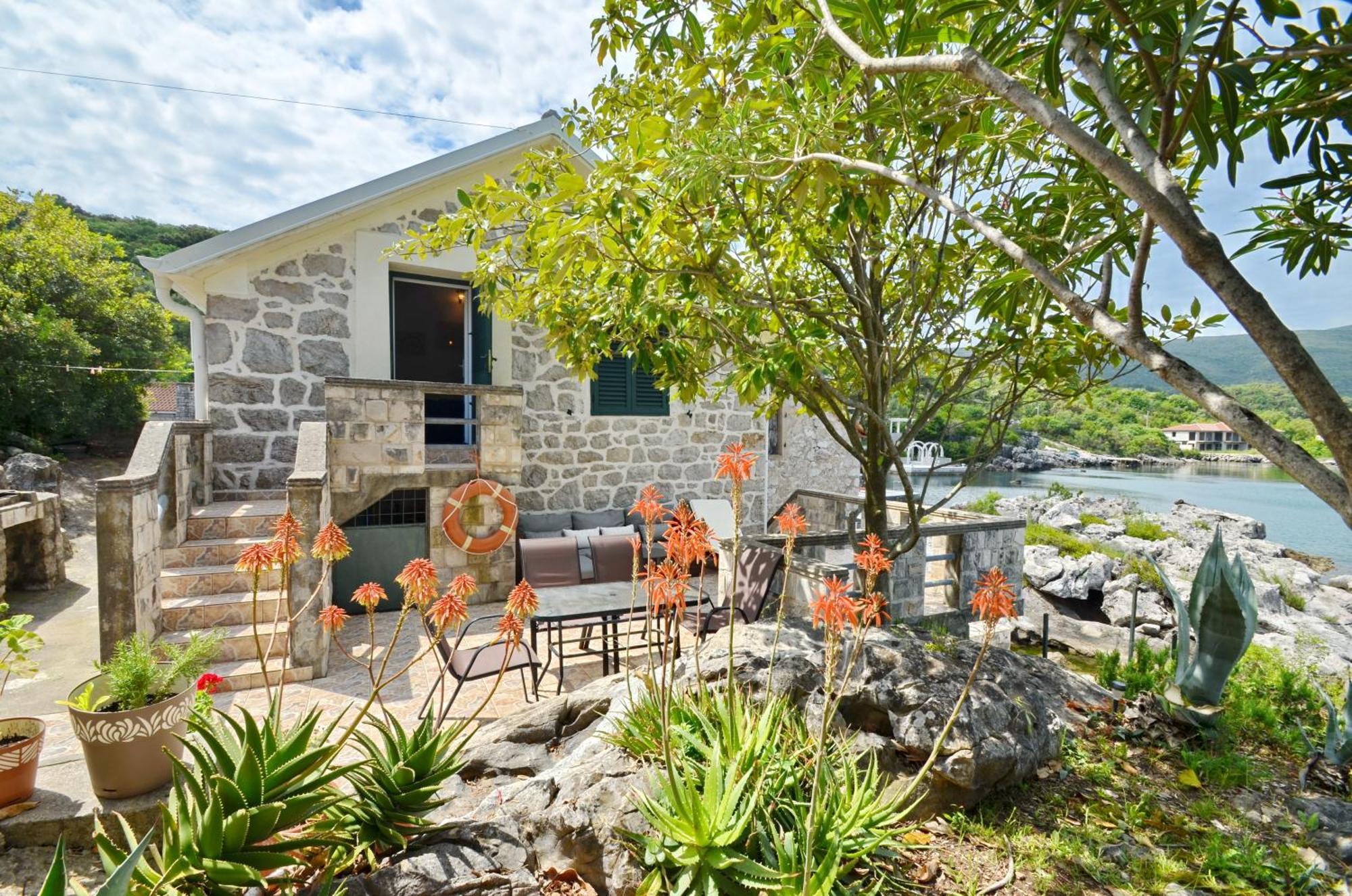 Holiday Home Brinic Тиват Экстерьер фото
